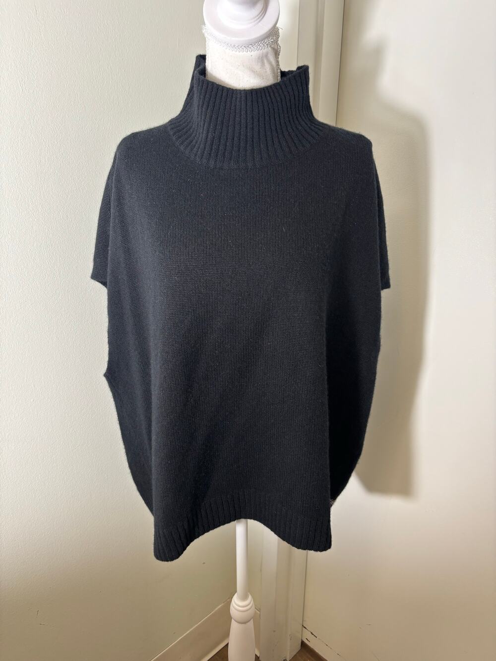 Lisa Todd Black Cashmere Sleeveless Turtle Neck Sz L